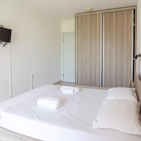 Sunny Flat With Pool * Warna