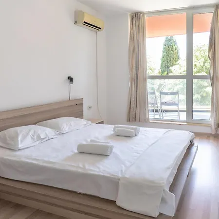 Sunny Flat With Pool * Warna