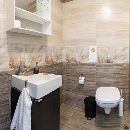 Sunny Flat With Pool Warna