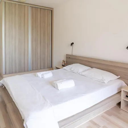 Sunny Flat With Pool Apartment *