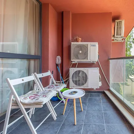 Sunny Flat With Pool Warna